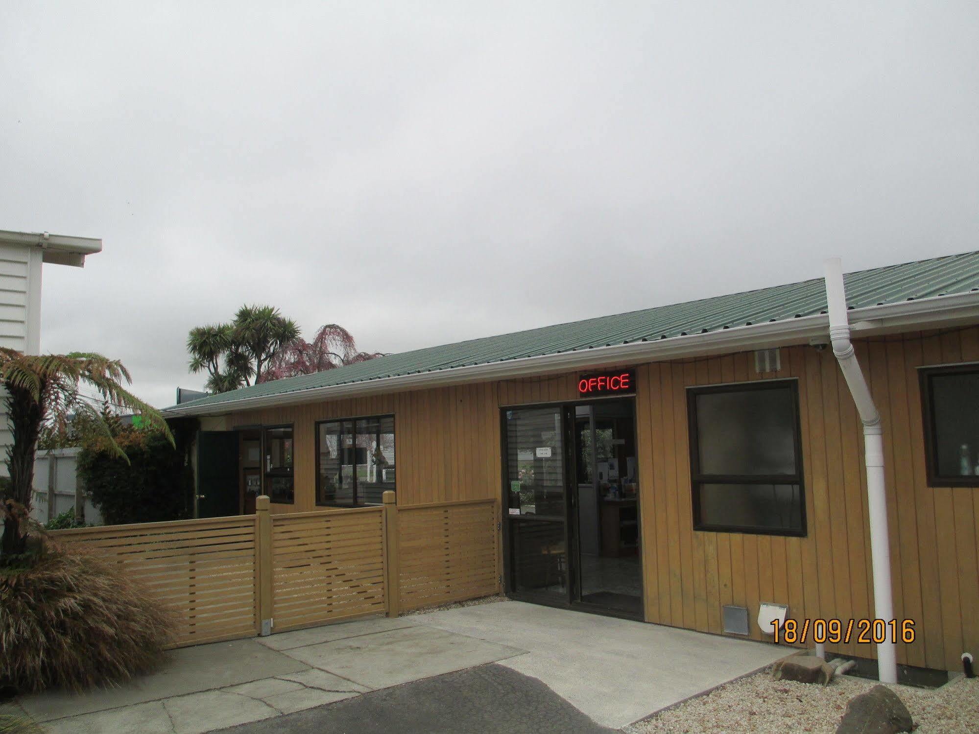 Coronation Park Motels Ashburton Exterior photo